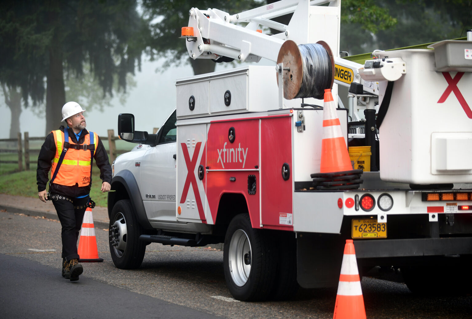 A photo of an Xfinity truck and technician in Clark County.